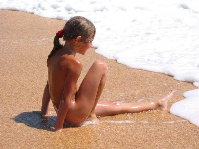 Purenudism gallery 35 - sea beach and warm sand (natirist beauty) Purenudism gallery 35 - sea beach and warm sand (natirist beauty)